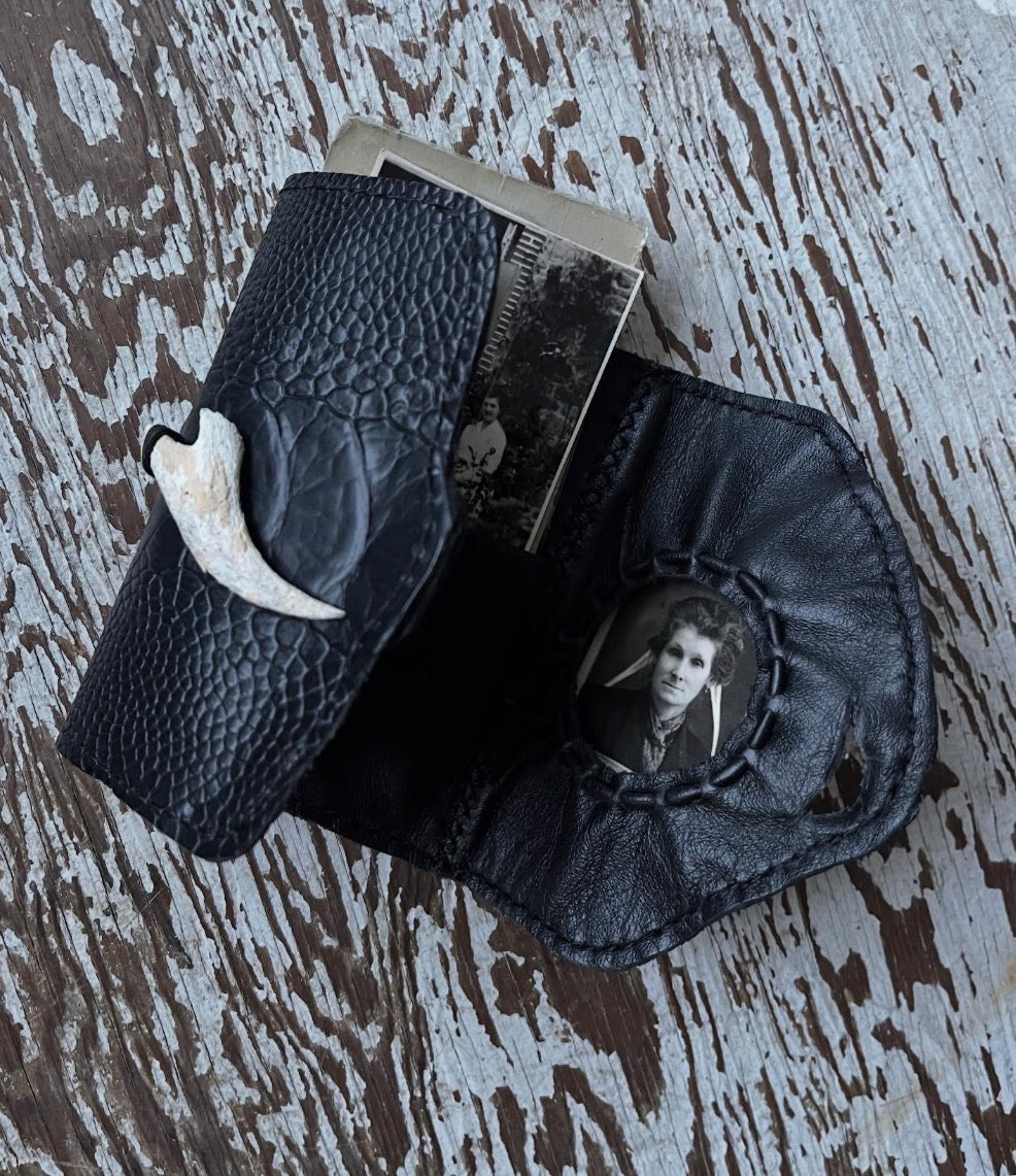 Methods of enshrinement — An Introduction to leatherwork and object formation (Genève-Florence)