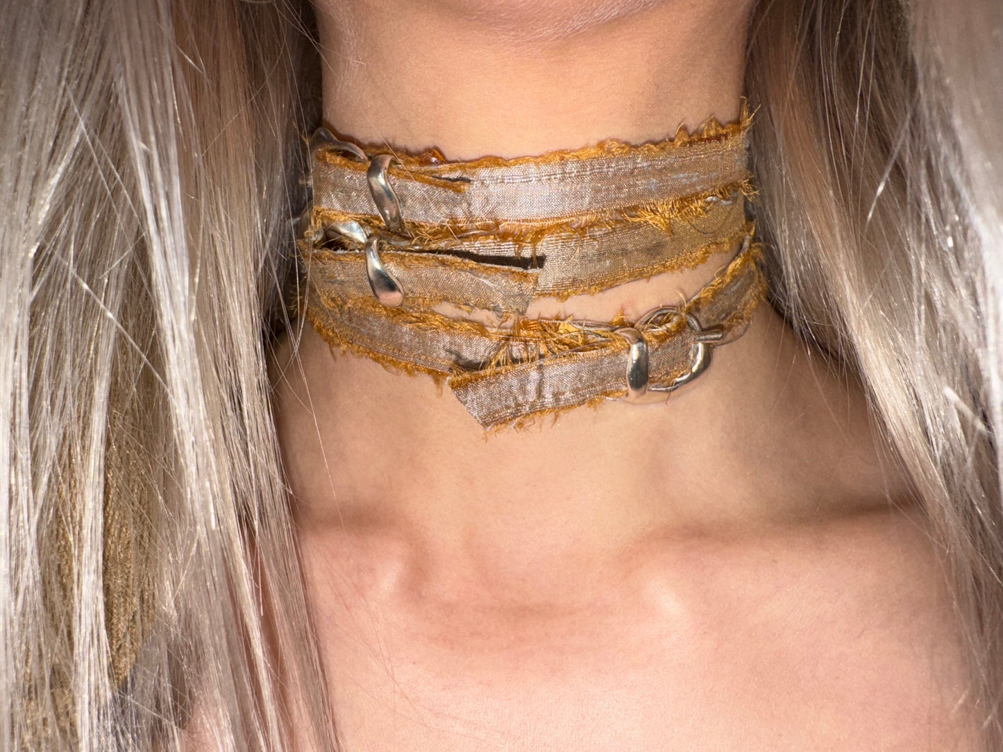 Soie Lait Tripple Buckle Chocker